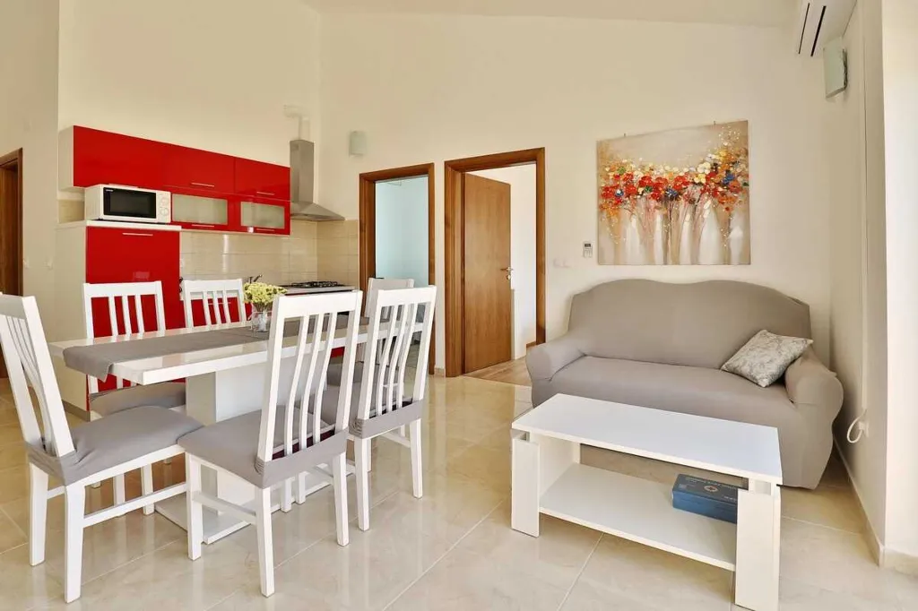Air-conditioned Apartment with Balcony Views in Vrsi
