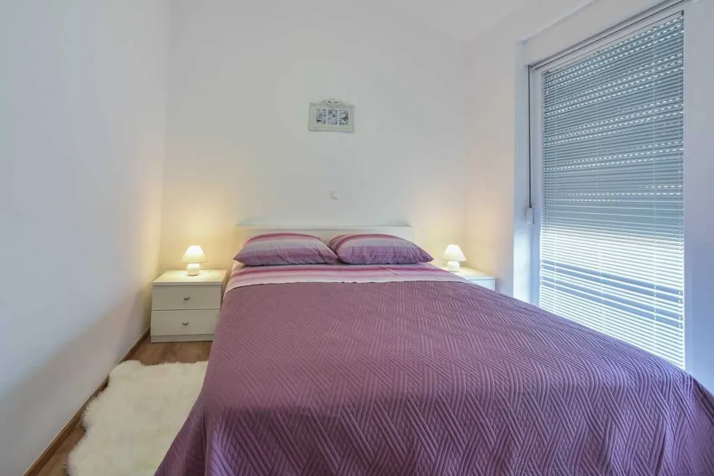 Air-conditioned Apartment with Balcony Views in Vrsi