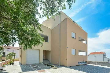 Air-conditioned Apartment with Balcony Views in Vrsi