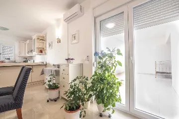 3-Bedroom Apartment in Vrsi for up to 8 Guests