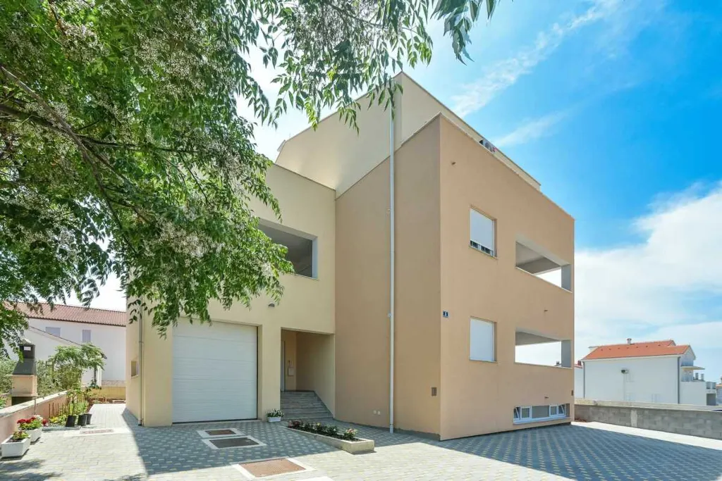 3-Bedroom Vrsi Apartment for Up to 8 Guests