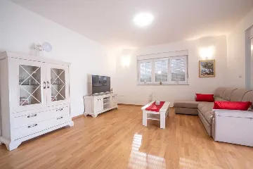 3-Bedroom Vrsi Apartment for Up to 8 Guests