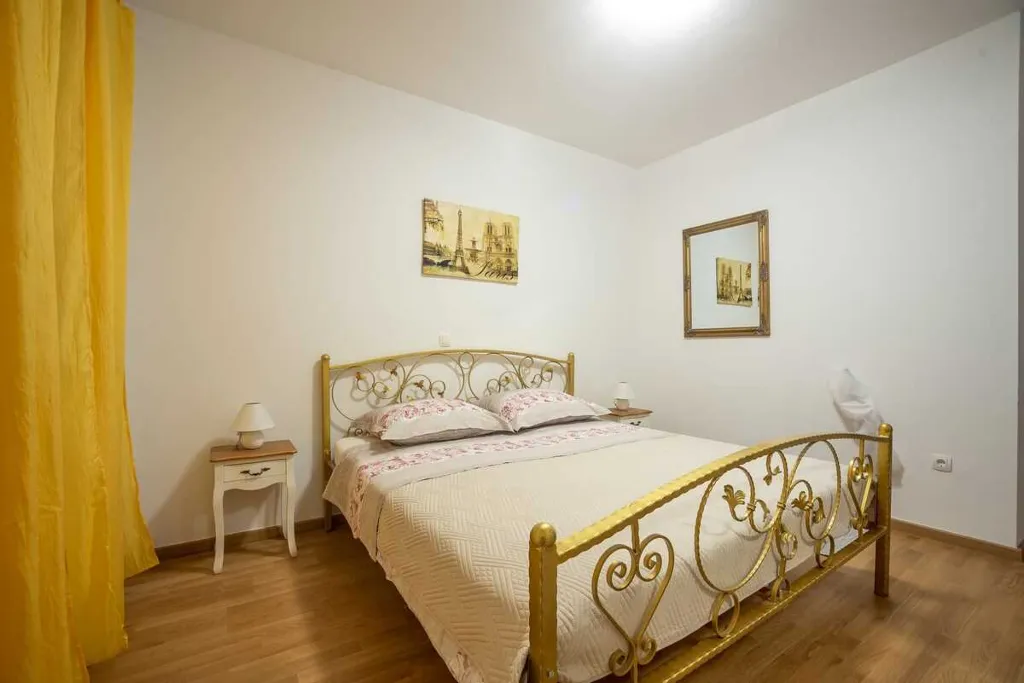 3-Bedroom Vrsi Apartment for Up to 8 Guests