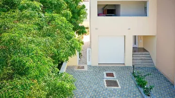 3-Bedroom Vrsi Apartment for Up to 8 Guests