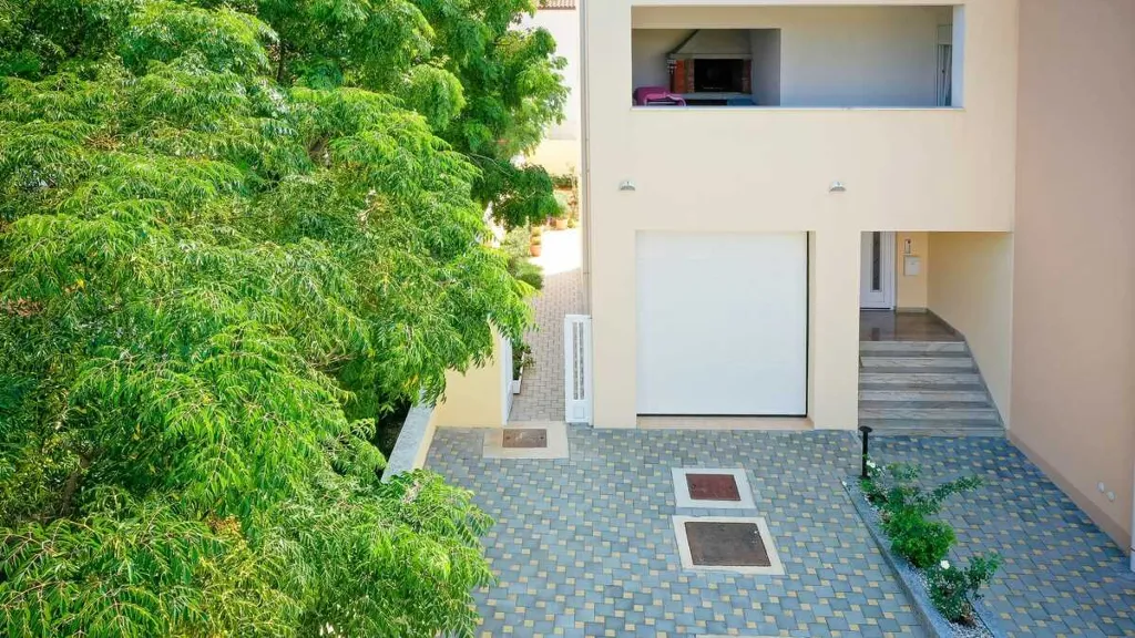3-Bedroom Vrsi Apartment for Up to 8 Guests