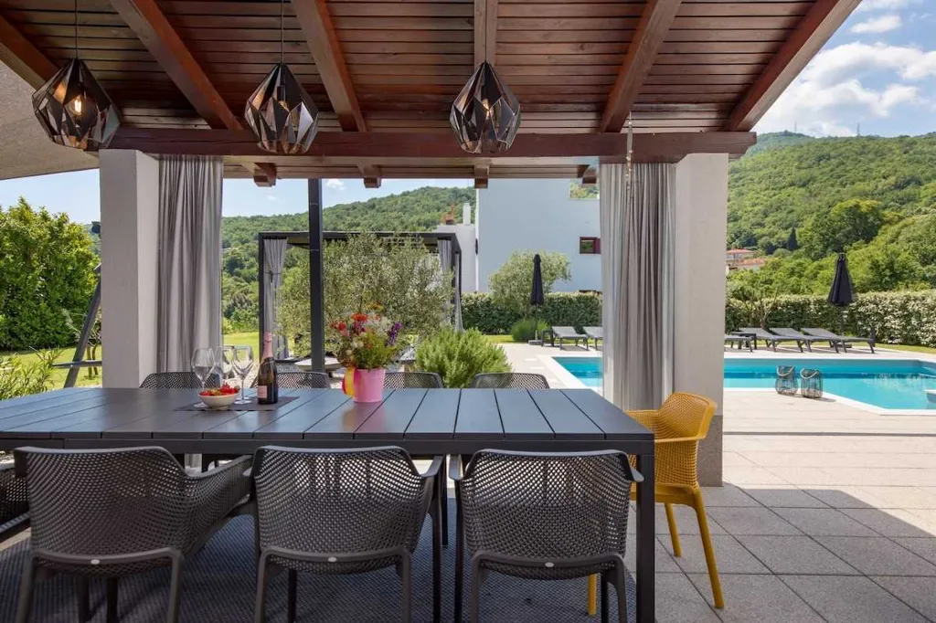 Matulji Villa for 10 Guests with Private Pool