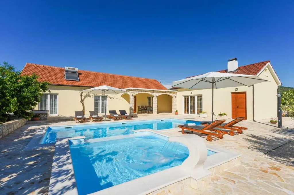 Podine 3-Bedroom Villa for Up to 8 Guests