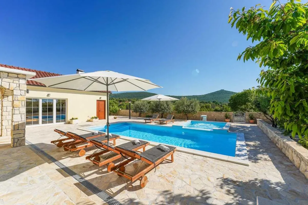 Podine 3-Bedroom Villa for Up to 8 Guests