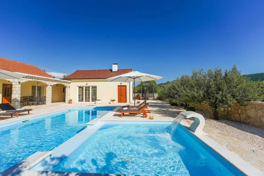 Podine 3-Bedroom Villa for Up to 8 Guests