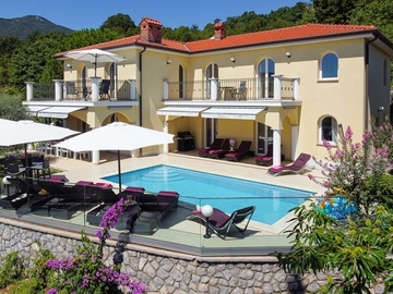 Apartment with Private Pool and Jacuzzi in Veprinac