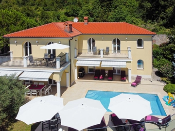 Apartment with Private Pool and Jacuzzi in Veprinac