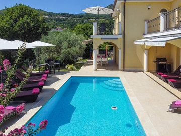 Apartment with Private Pool and Jacuzzi in Veprinac