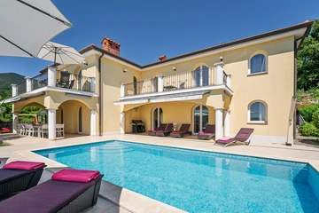 Apartment with Private Pool and Jacuzzi in Veprinac