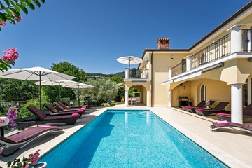 Apartment with Private Pool and Jacuzzi in Veprinac