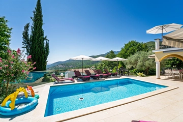 Apartment with Private Pool and Jacuzzi in Veprinac