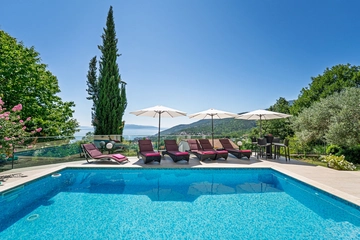 Apartment with Private Pool and Jacuzzi in Veprinac