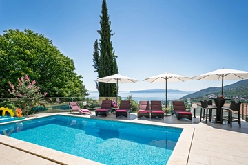 Apartment with Private Pool and Jacuzzi in Veprinac