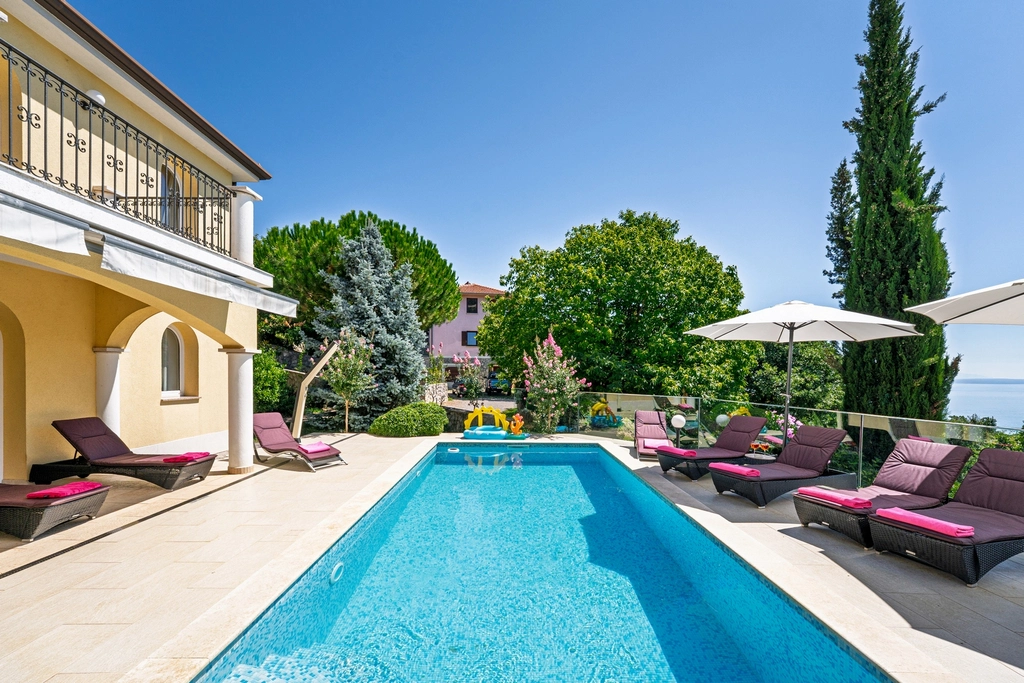 Apartment with Private Pool and Jacuzzi in Veprinac