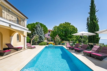 Apartment with Private Pool and Jacuzzi in Veprinac