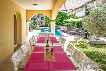 Apartment with Private Pool and Jacuzzi in Veprinac