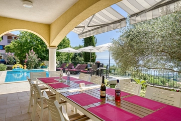 Apartment with Private Pool and Jacuzzi in Veprinac