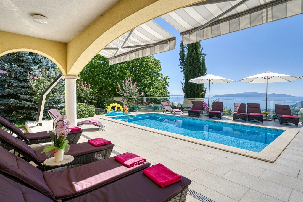 Apartment with Private Pool and Jacuzzi in Veprinac