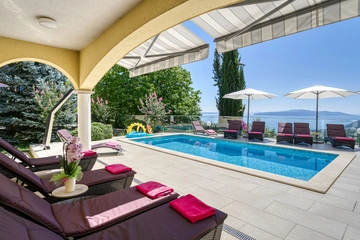 Apartment with Private Pool and Jacuzzi in Veprinac