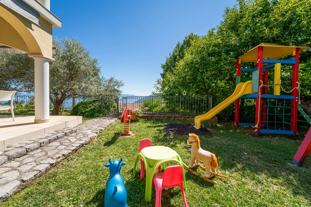 Apartment with Private Pool and Jacuzzi in Veprinac
