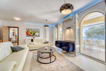 Apartment with Private Pool and Jacuzzi in Veprinac