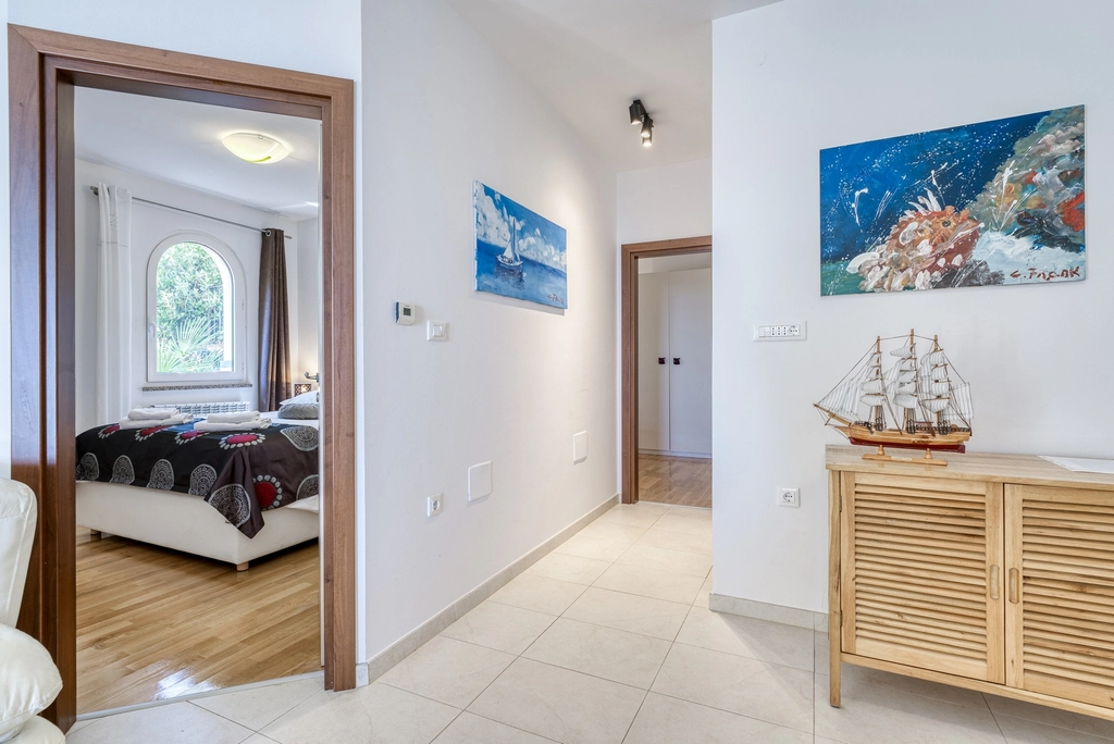Apartment with Private Pool and Jacuzzi in Veprinac