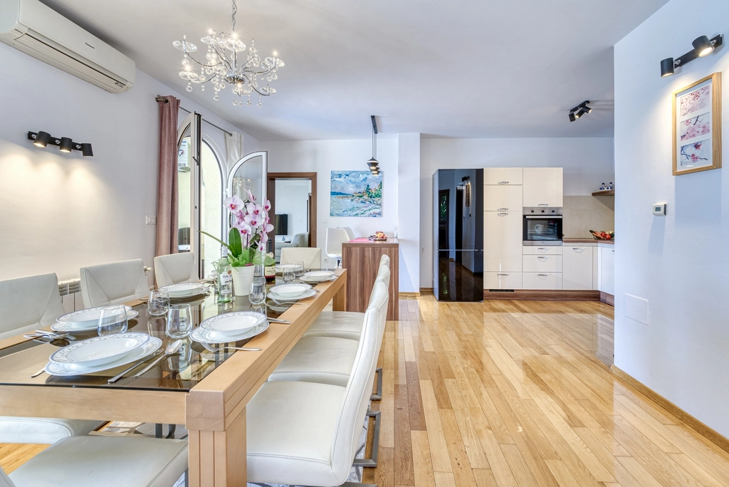 Apartment with Private Pool and Jacuzzi in Veprinac