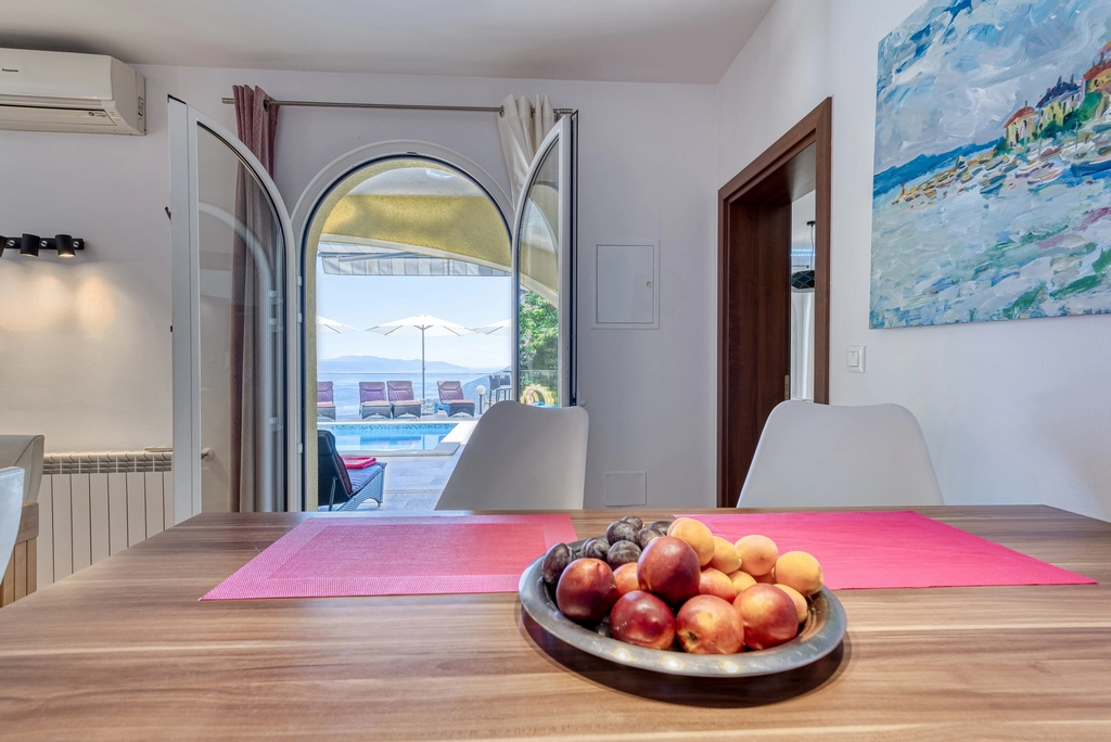 Apartment with Private Pool and Jacuzzi in Veprinac