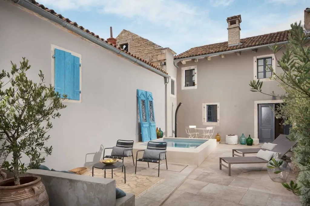 Courtyard Pool & Jacuzzi Villa in Radetići