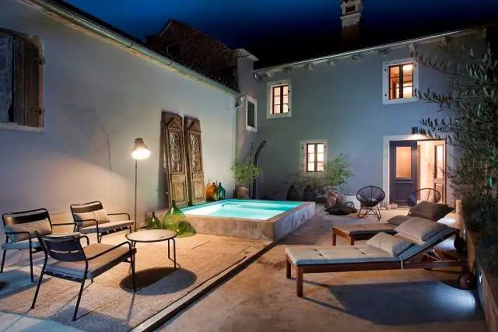 Courtyard Pool & Jacuzzi Villa in Radetići