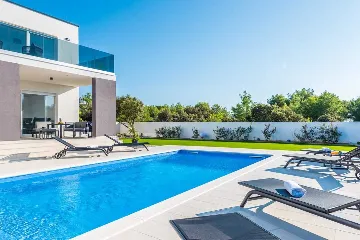 Modern Villa for 8 Guests in Vrsi, Croatia