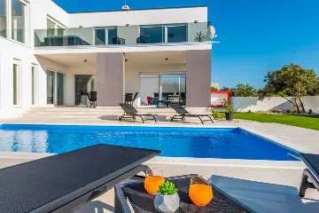 Modern Villa for 8 Guests in Vrsi, Croatia