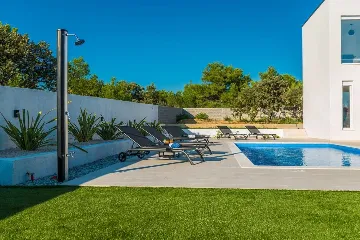 Modern Villa for 8 Guests in Vrsi, Croatia