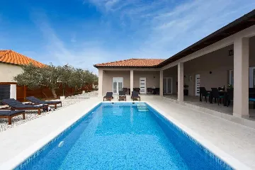3-Bedroom Villa with Private Pool in Debeljak