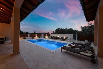 3-Bedroom Villa with Private Pool in Debeljak