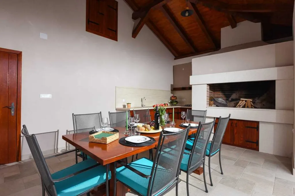 3-Bedroom Villa with Private Pool in Debeljak