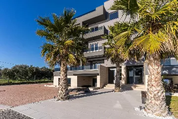 Beachfront Apartment for 6 Guests in Sveti Petar na Moru