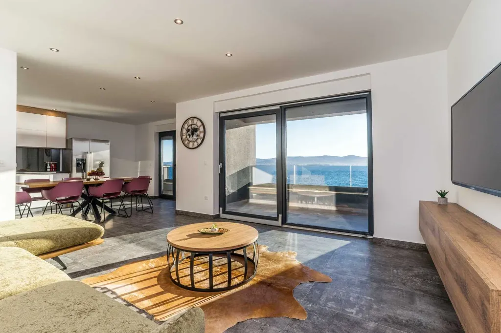 Beachfront Apartment for 6 Guests in Sveti Petar na Moru