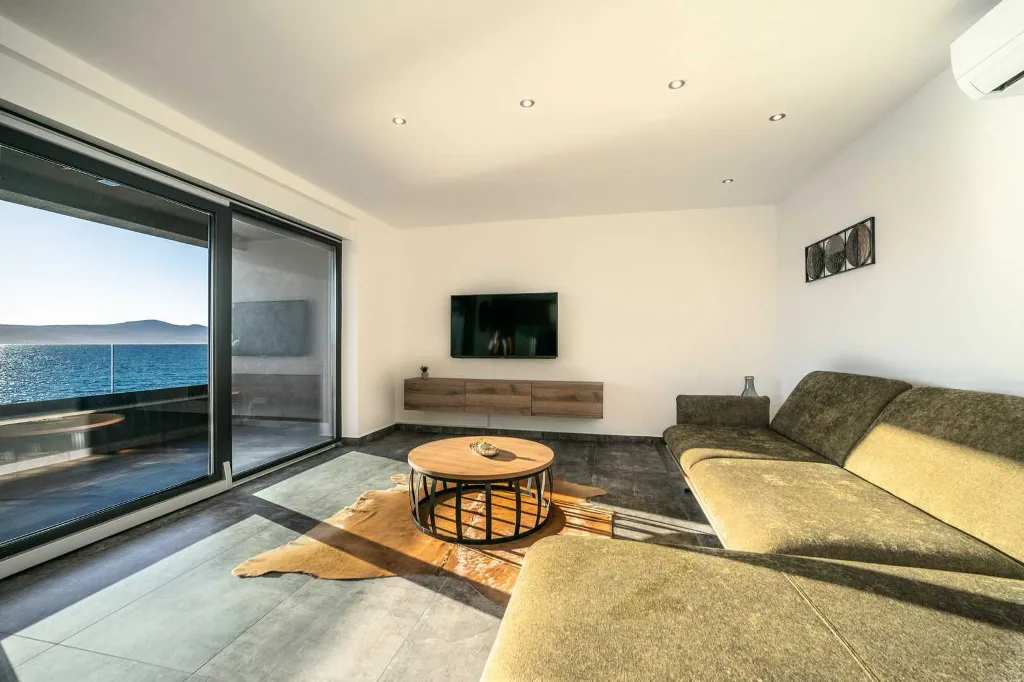 Beachfront Apartment for 6 Guests in Sveti Petar na Moru