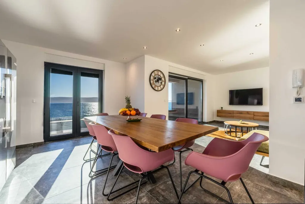 Beachfront Apartment for 6 Guests in Sveti Petar na Moru