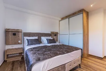 Beachfront Apartment for 6 Guests in Sveti Petar na Moru