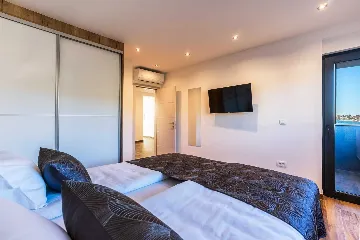 Beachfront Apartment for 6 Guests in Sveti Petar na Moru