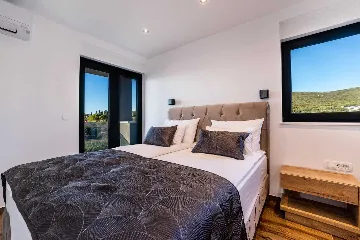 Beachfront Apartment for 6 Guests in Sveti Petar na Moru