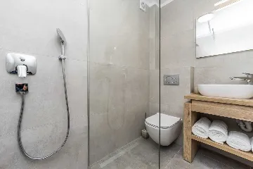 Beachfront Apartment for 6 Guests in Sveti Petar na Moru