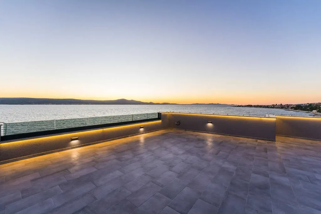 Beachfront Apartment for 6 Guests in Sveti Petar na Moru