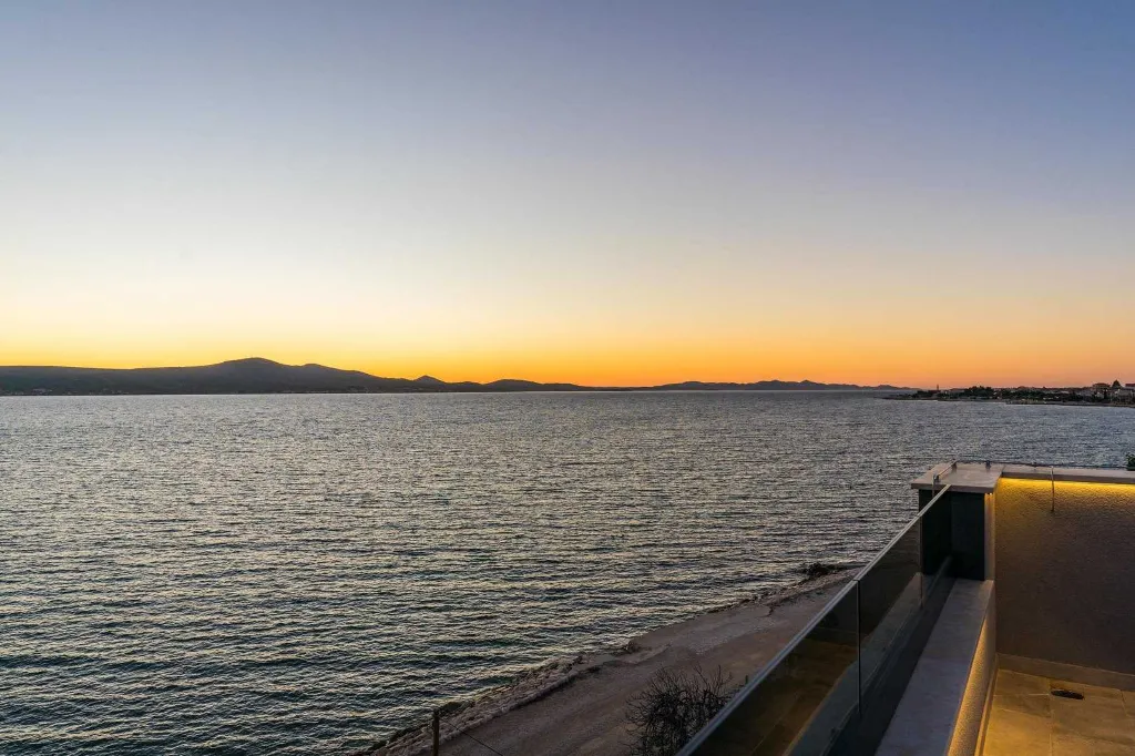 Beachfront Apartment for 6 Guests in Sveti Petar na Moru